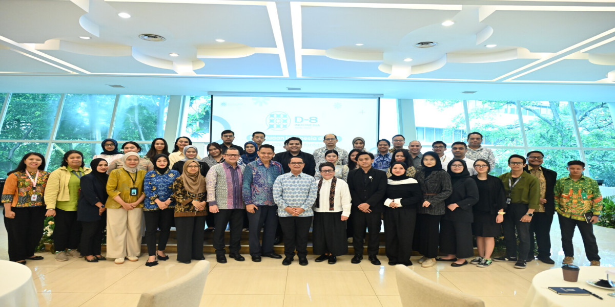 Comparing Indonesia's Role in the D-8 and G20 in Navigating the Global Economy