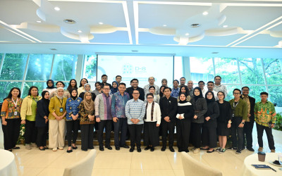 Comparing Indonesia's Role in the D-8 and G20 in Navigating the Global Economy